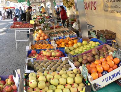 Markttag in Fouesnant in der südlichen Bretagne