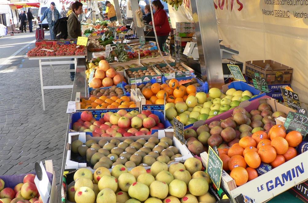 Markttag in Fouesnant in der südlichen Bretagne