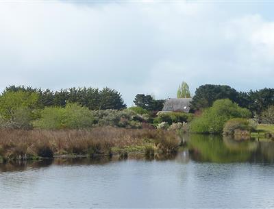  angeln im teich gegenüber dem campingplatz kost-ar-moor bretagne sud möglich