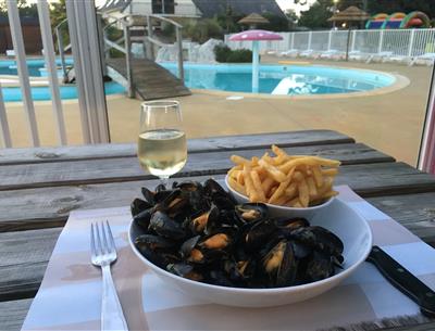 Muscheln und Pommes auf dem Campingplatz Kost ArMoor Fouesnant