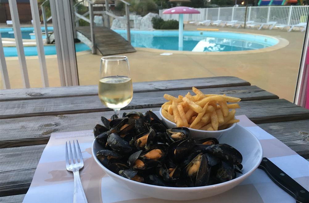 Muscheln und Pommes auf dem Campingplatz Kost ArMoor