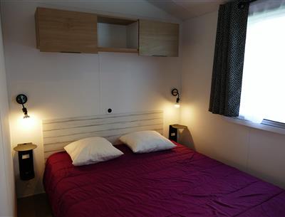 elternschlafzimmer mit großem bett 160x200cm campingplatz kost ar moor südbretagne