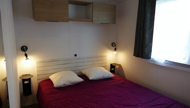 elternschlafzimmer mit großem bett 160x200cm campingplatz kost ar moor südbretagne