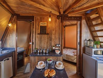 glamping Camping Kost ar Moor Hauptraum Weitwinkel