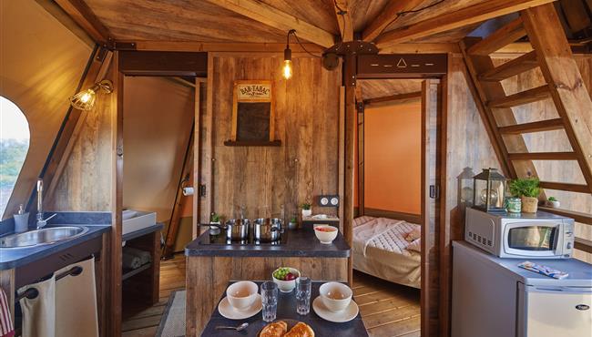 glamping Camping Kost ar Moor Hauptraum Weitwinkel
