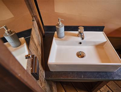 atypische luxusunterkunft camping kost-ar-moor lavabo badezimmer