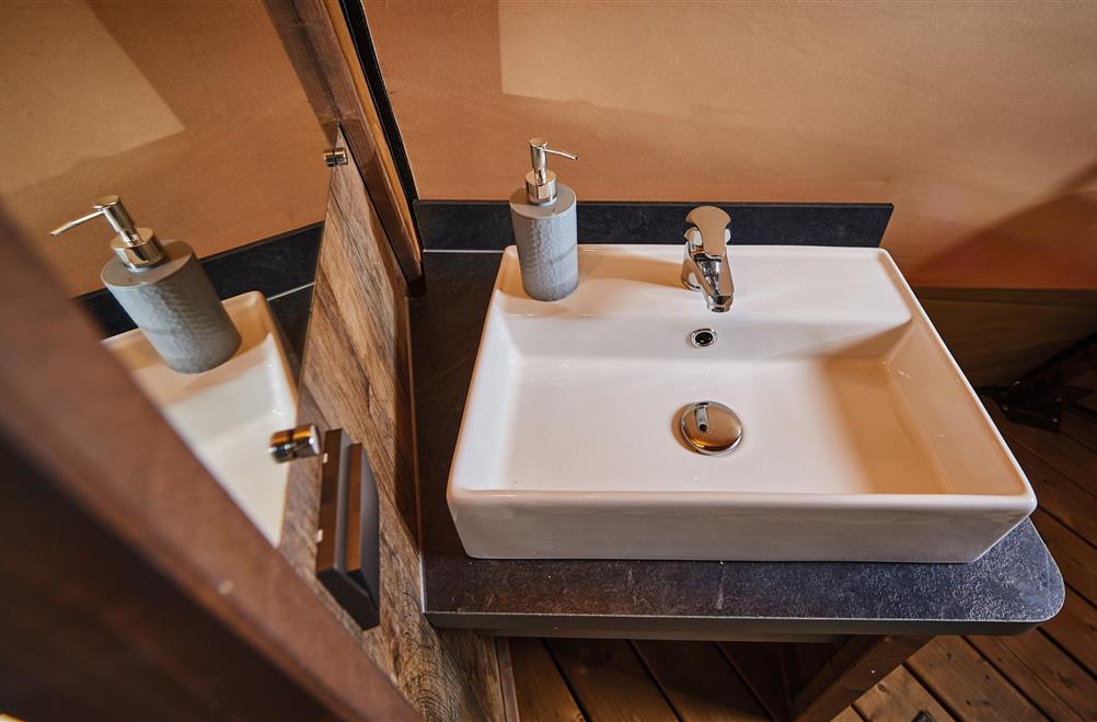 atypische luxusunterkunft camping kost-ar-moor lavabo badezimmer