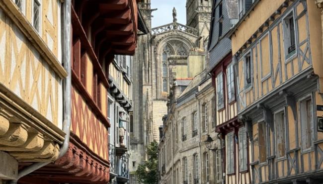 Gasse von Quimper mit seiner Kathedrale