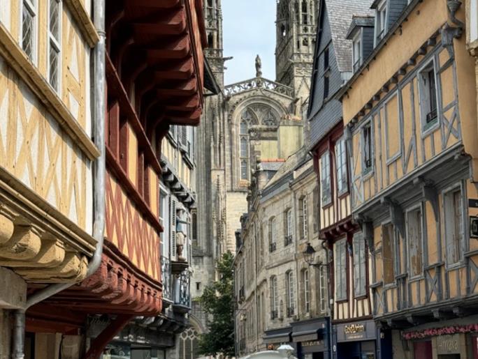 Gasse von Quimper mit seiner Kathedrale