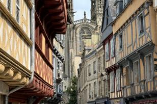 Gasse von Quimper mit seiner Kathedrale - Camping Kost Ar Moor - Fouesnant