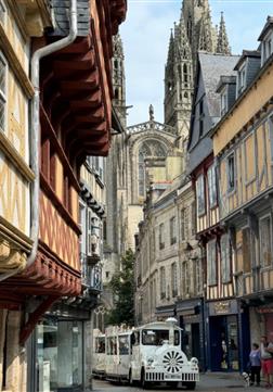 Gasse von Quimper mit seiner Kathedrale - Camping Kost Ar Moor - Fouesnant
